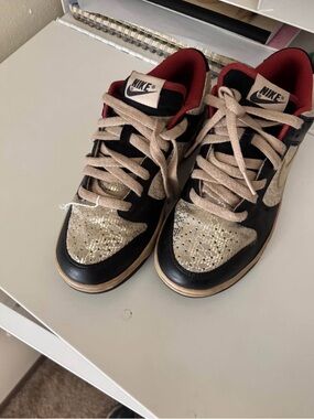 Nike Low Top Sneakers - Black, Gold, Red